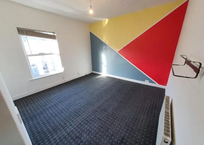 Adams House * Manchester