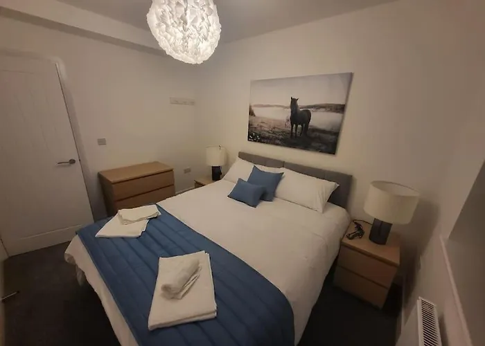 Semesterbostad New 4 Bedrm House! Parking. 10min To / Etihad Manchester