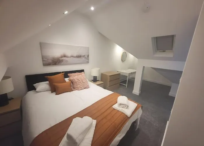 Ferienhaus New 4 Bedrm House! Parking. 10min To / Etihad *