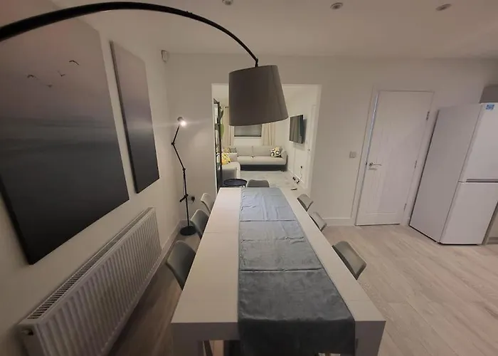 New 4 Bedrm House! Parking. 10min To / Etihad *