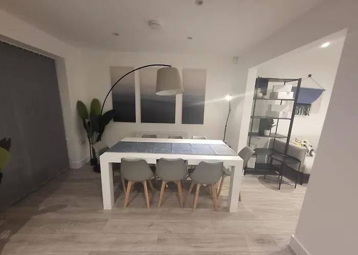 New 4 Bedrm House! Parking. 10min To / Etihad Semesterbostad *