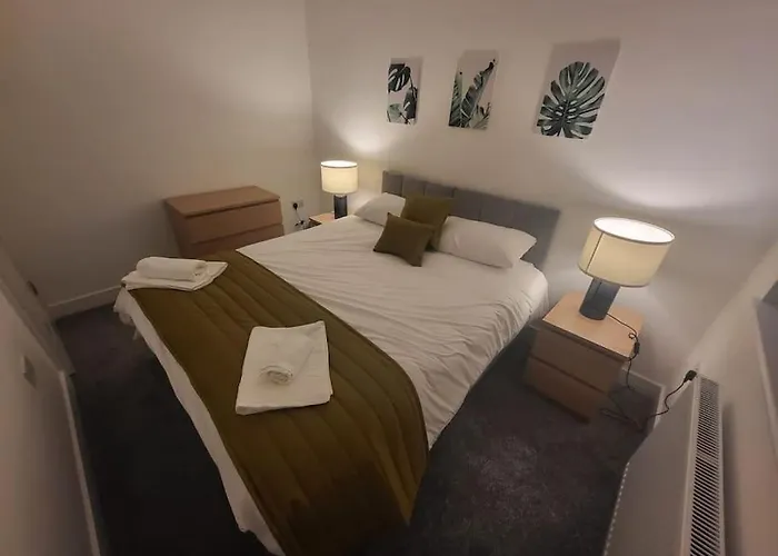 New 4 Bedrm House! Parking. 10min To / Etihad * Manchester