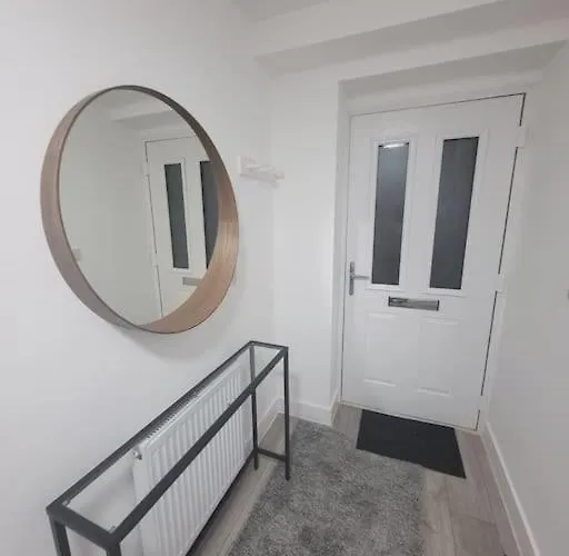 New 4 Bedrm House! Parking. 10min To / Etihad Vakantiehuis Manchester