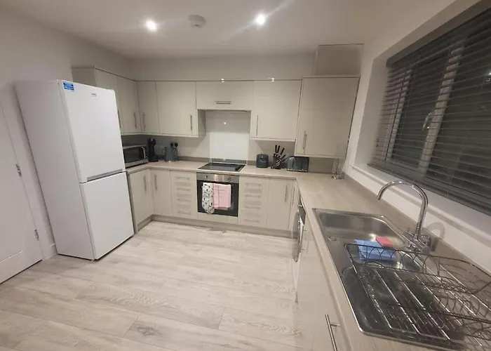 New 4 Bedrm House! Parking. 10min To / Etihad Manchester