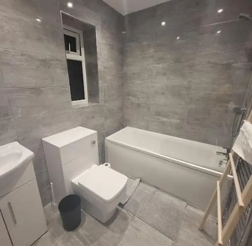 New 4 Bedrm House! Parking. 10min To / Etihad *