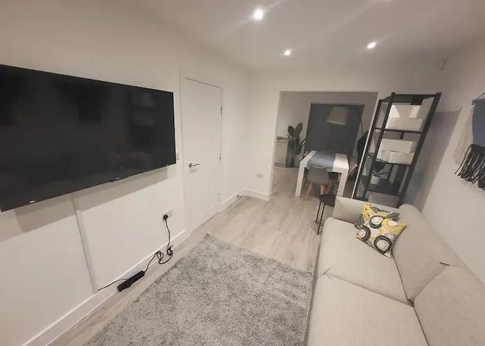 Vakantiehuis New 4 Bedrm House! Parking. 10min To / Etihad