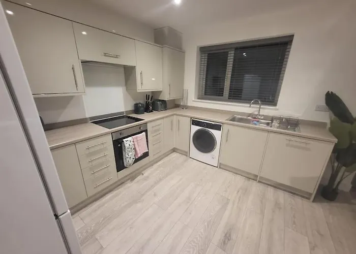 New 4 Bedrm House! Parking. 10min To / Etihad Manchester