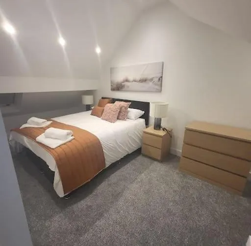 New 4 Bedrm House! Parking. 10min To / Etihad Vakantiehuis