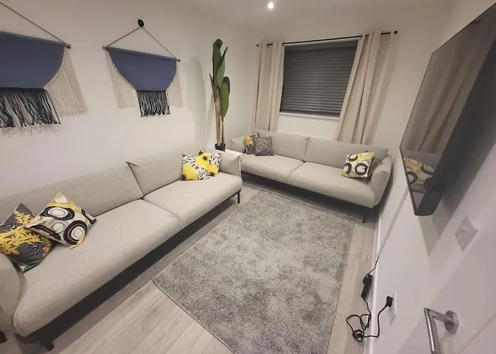 New 4 Bedrm House! Parking. 10min To / Etihad *