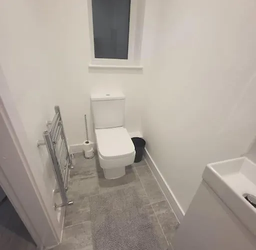 New 4 Bedrm House! Parking. 10min To / Etihad * Manchester