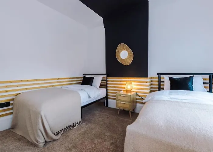 4 Bedroom House Eccles 맨체스터