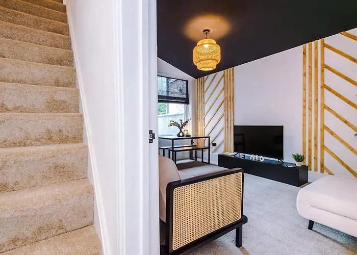 Dom wakacyjny 4 Bedroom House Eccles