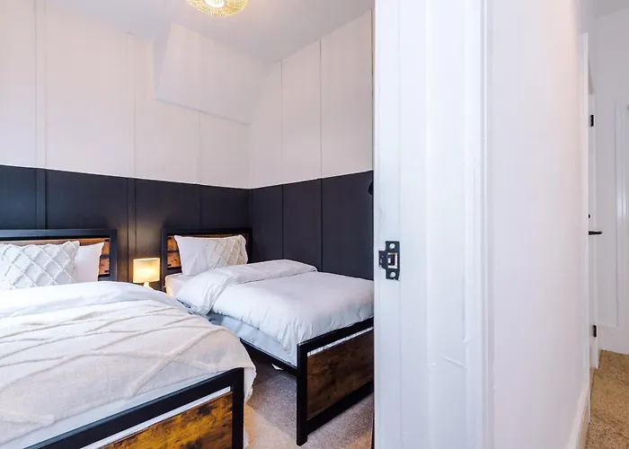 Dom wakacyjny 4 Bedroom House Eccles