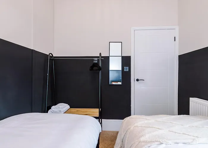 4 Bedroom House Eccles * 맨체스터