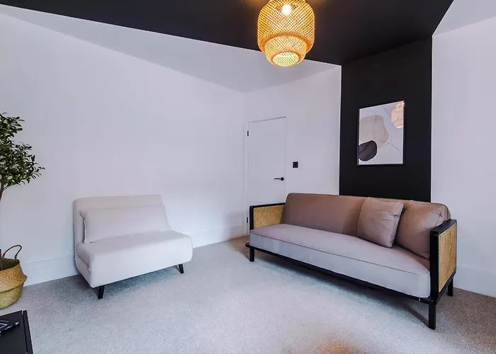 펜션 4 Bedroom House Eccles 맨체스터