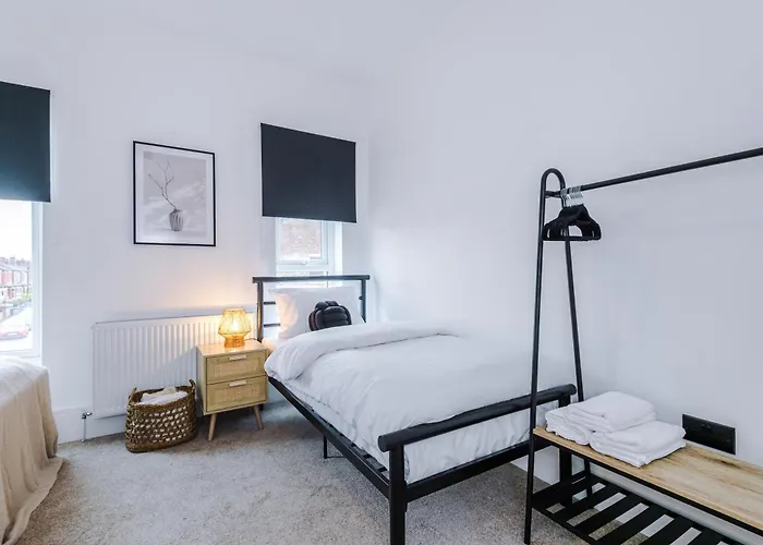 Dom wakacyjny 4 Bedroom House Eccles *