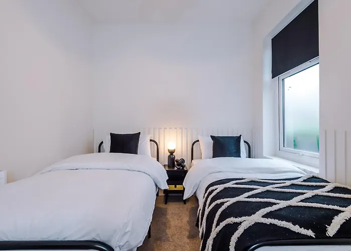 Dom wakacyjny 4 Bedroom House Eccles