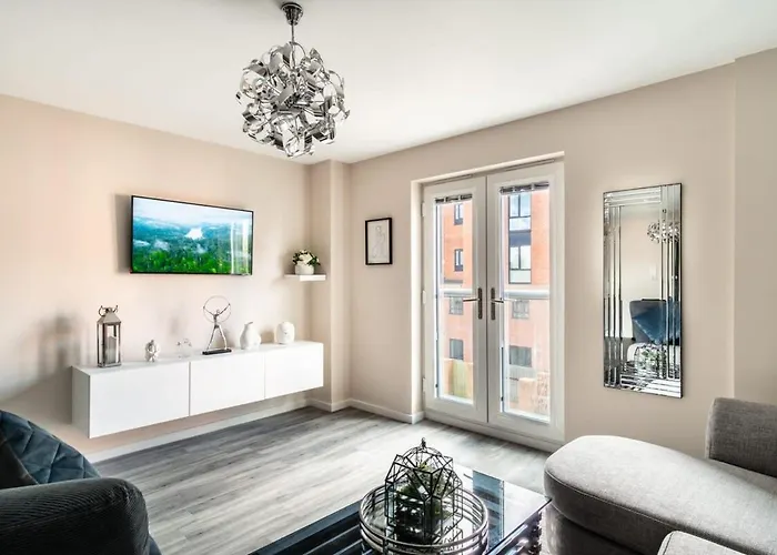 Spacious & Bright 2 Bed In