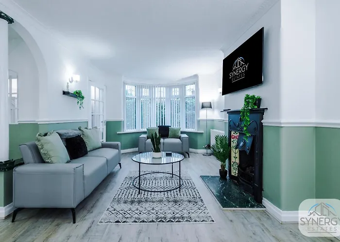 Jade House, - By Synergy Estates 펜션