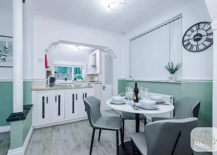 Jade House, - By Synergy Estates Semesterbostad *