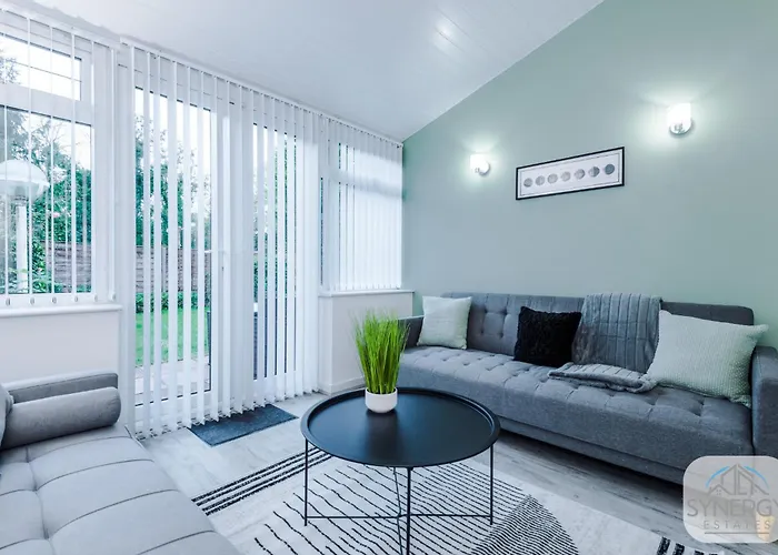 Jade House, - By Synergy Estates 펜션