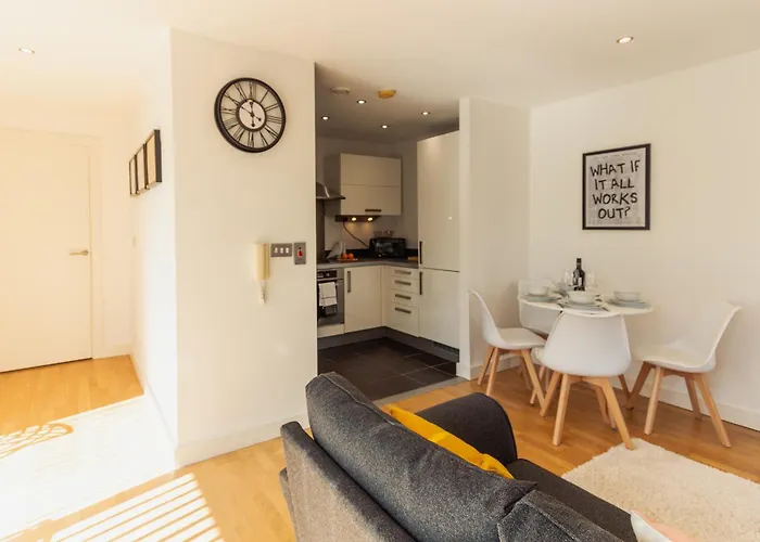 Gem: Cosy 2br With Private Balcony * 맨체스터