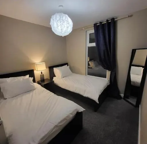 Дом отдыха 4 Bedrooms, 8 Min To City!