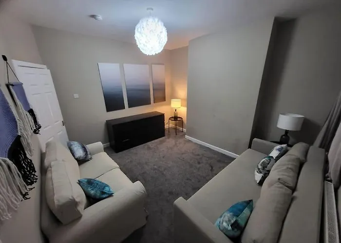 4 Bedrooms, 8 Min To City! * Манчестер