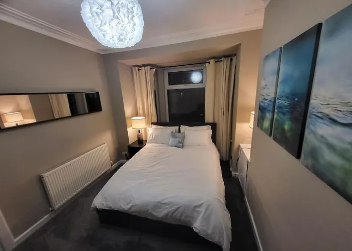 4 Bedrooms, 8 Min To City! *