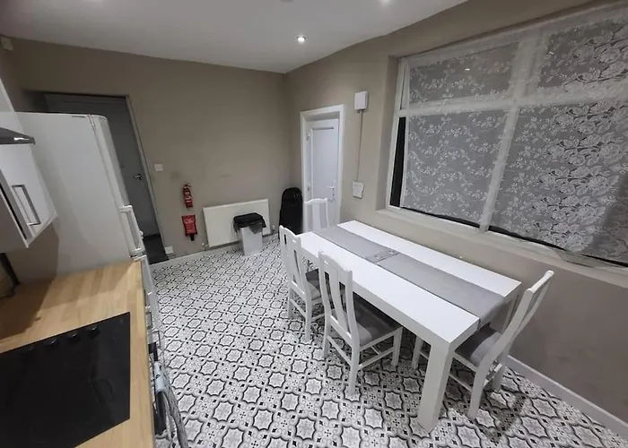 4 Bedrooms, 8 Min To City!