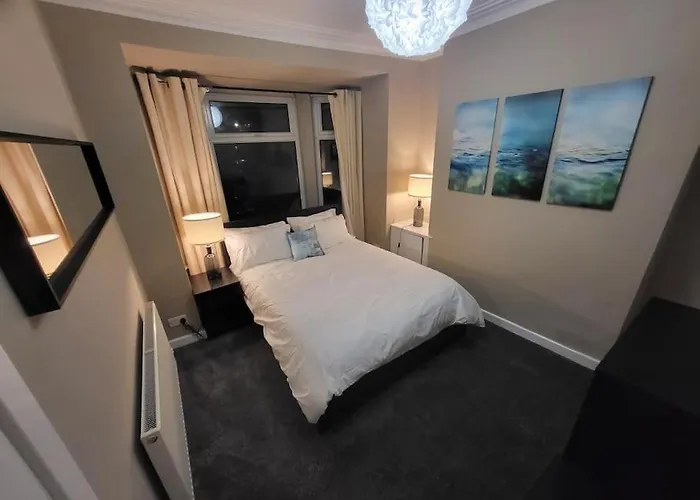 4 Bedrooms, 8 Min To City! * Манчестер