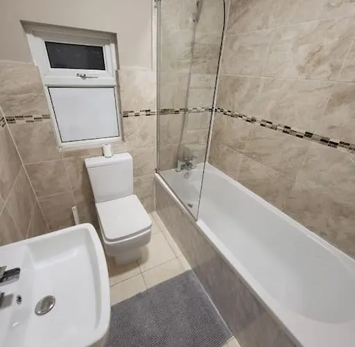 4 Bedrooms, 8 Min To City! * Манчестер