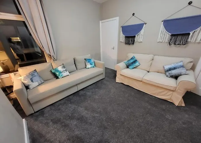 4 Bedrooms, 8 Min To City! *