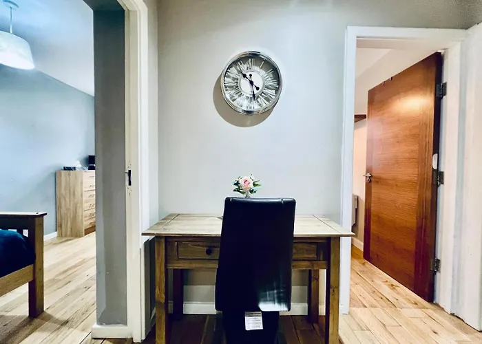 Lovely 4 Bed 아파트