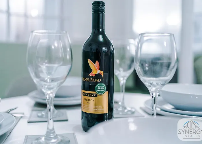 Jade House, - By Synergy Estates Semesterbostad