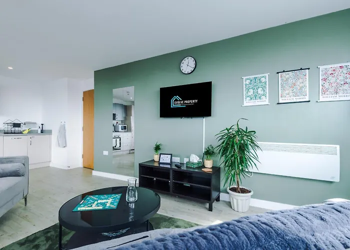 Stylish Apartment, Sleeps 6, Pool Table, Smart Tvs, Parking Available *