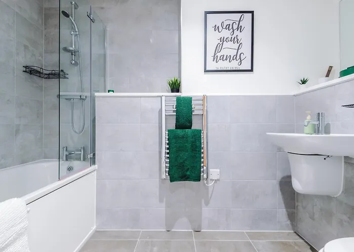 Stylish Apartment, Sleeps 6, Pool Table, Smart Tvs, Parking Available * 맨체스터