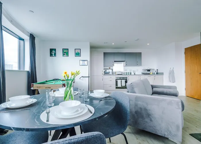 Apartment Stylish Apartment, Sleeps 6, Pool Table, Smart Tvs, Parking Available