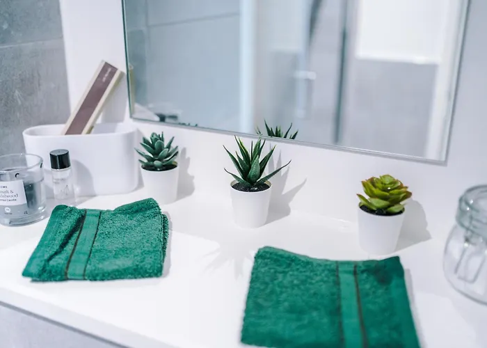 Stylish Apartment, Sleeps 6, Pool Table, Smart Tvs, Parking Available Apartmán