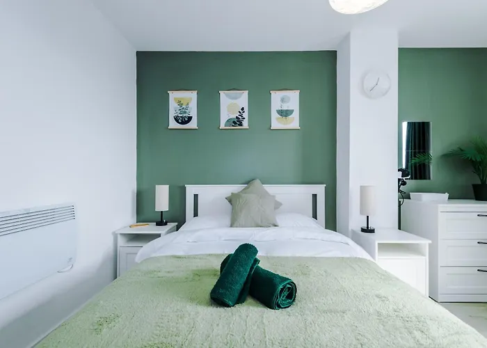 Stylish Apartment, Sleeps 6, Pool Table, Smart Tvs, Parking Available Apartmán *