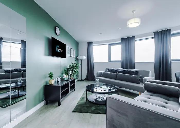 Stylish Apartment, Sleeps 6, Pool Table, Smart Tvs, Parking Available Apartment