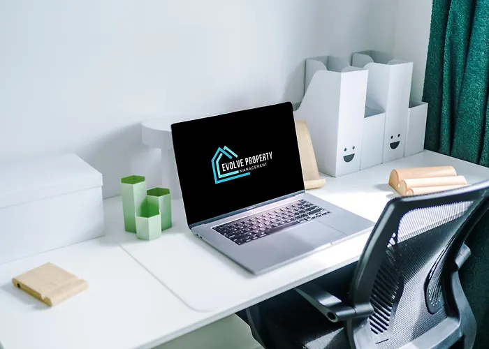 Stylish Apartment, Sleeps 6, Pool Table, Smart Tvs, Parking Available