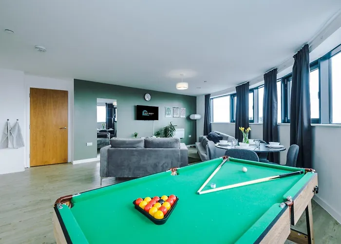 Stylish Apartment, Sleeps 6, Pool Table, Smart Tvs, Parking Available Manchester