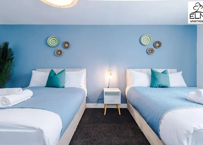 Luxurious 1-bedroom Apartment, Sleeps 4, Free Parking *