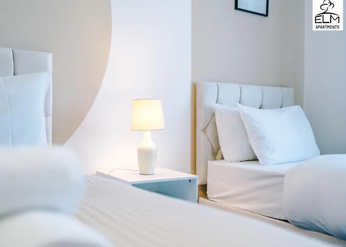 Elm , Collection Of Available Near Media , Free Parking マンチェスター