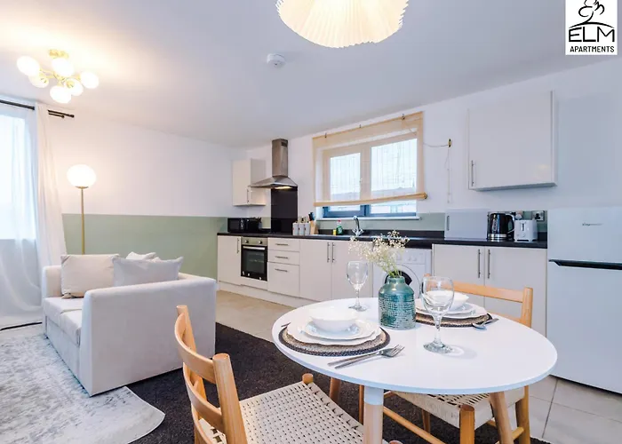 Elm , Collection Of Available Near Media , Free Parking マンチェスター