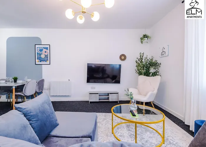 Elm , Collection Of Available Near Media , Free Parking マンチェスター