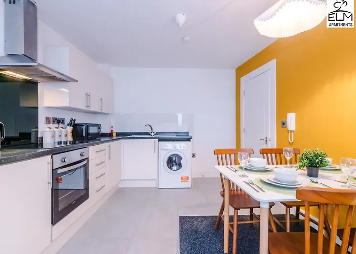 Elm , Collection Of Available Near Media , Free Parking マンチェスター