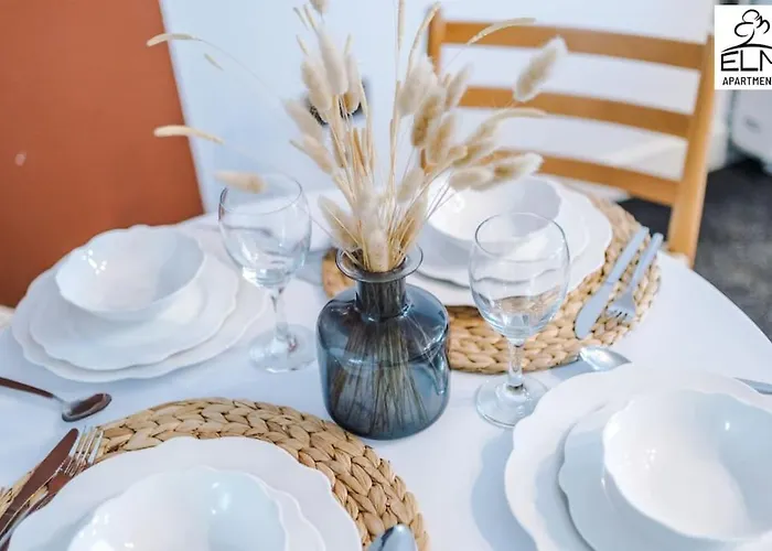 Luxurious 1-bedroom Apartment, Sleeps 4, Free Parking Apartament