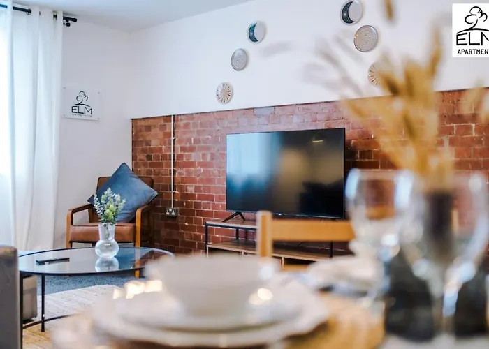 Luxurious 1-bedroom Apartment, Sleeps 4, Free Parking